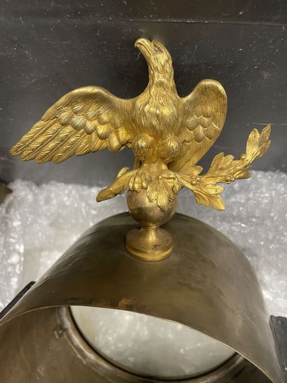 null Carcasse de pendule de cartonnier surmontée d'un aigle, en laiton, bronze doré...