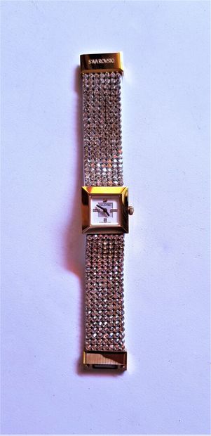 null SWAROVSKI

Montre bracelet de femme en métal doré, bracelet paré de cristaux

Présentée...