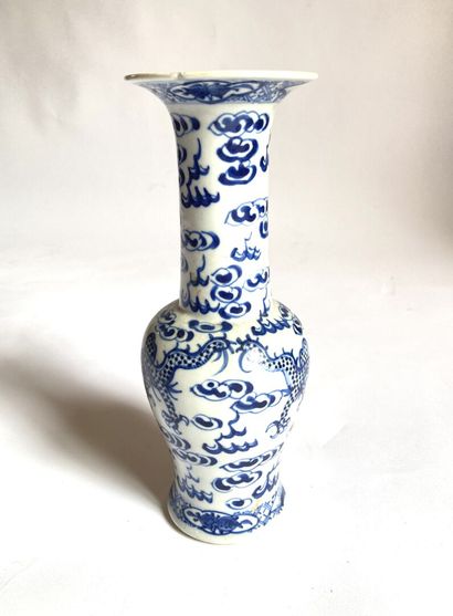 null Vase à long col en porcelaine émaillée à décor en camaïeu bleu de dragons à...