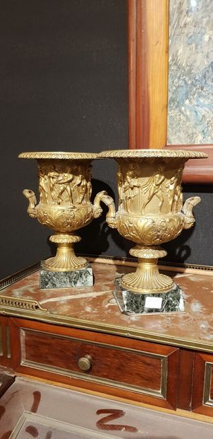 null Paire de cassolettes en bronze doré à décor à l'antique, contre socle en marbre...
