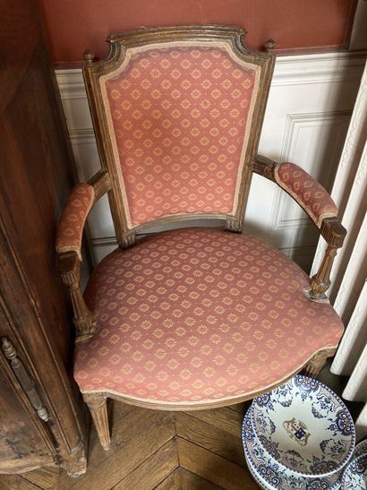 null Paire de fauteuils de style Louis XVI à dossier cabriolet en bois naturel mouluré...