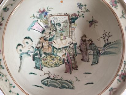 null CHINE 

Bassin en porcelaine émaillé à décor de scènes de palais dans le gout...