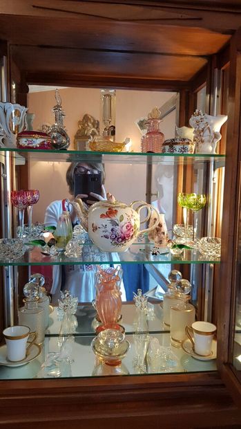 null Contenu de la vitrine en porcelaine ou verre: comprenant vases d'autels, boites...