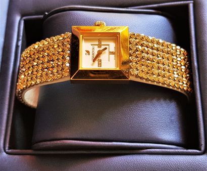 null SWAROVSKI

Montre bracelet de femme en métal doré, bracelet paré de cristaux

Présentée...
