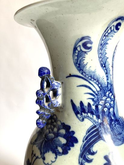 null CHINE

Vase en grès à décor en camaïeu bleu de volatiles dans un paysage lacustre

XXème...