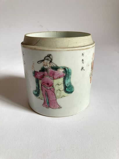 null CHINE

Lot de porcelaines tels que :

- Vase balustre dans le goût de Canton

-...