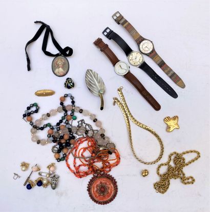null Lot de bijoux fantaisie comprenant :

Montres

Colliers, Médaillon

Broche

Boucles...