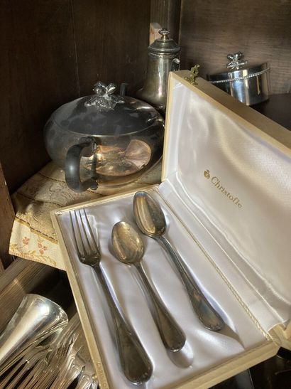 null Strong lot of silver plated metal including: dishes, pourers, tastevin, bottle...