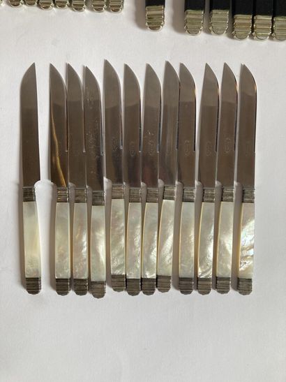 null Set of table knives and cheese knives, wooden or mother of pearl handles