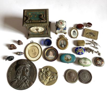 null Ensemble d'objets de vitrines tels que miniatures, boites, en métal ou porcelaine,...