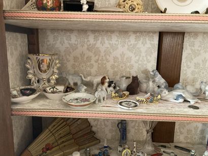 null Contenu de la vitrine: éventails en os, collection d'objets miniatures comprenant...