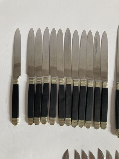 null Set of table knives and cheese knives, wooden or mother of pearl handles