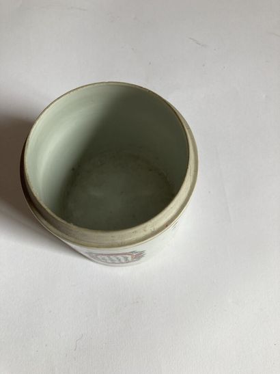 null CHINE

Lot de porcelaines tels que :

- Vase balustre dans le goût de Canton

-...