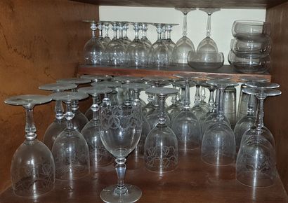 null Lot de verreries comprenant vases, flambeaux, verres à vin du Rhin, partie de...
