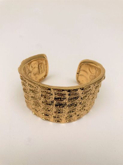 null YVES SAINT LAURENT

Bracelet manchette en métal doré martelé à l'imitation de...