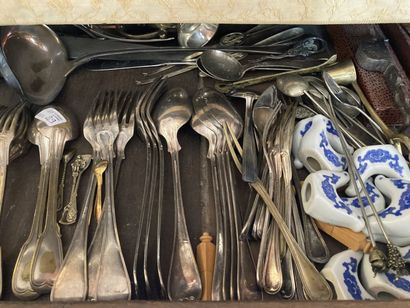 null Strong lot of silver plated metal including: dishes, pourers, tastevin, bottle...