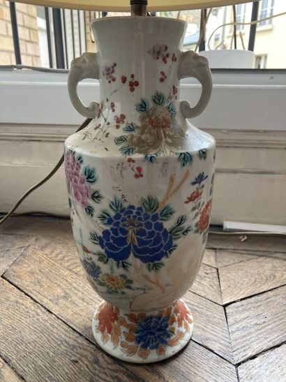 null CHINE 

Vase porcelaine émaillé polychrome à décor floral 

Haut.30 (pied cassé...