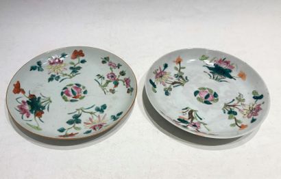 null ASIE

Deux assiettes en porcelaine à décor floral

Diam. 23 cm