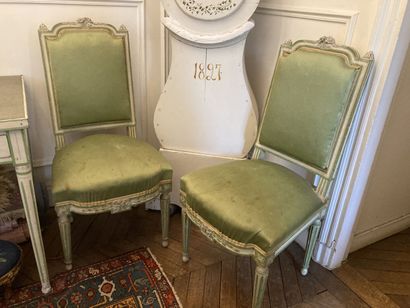 null Paire de chaises de style Louis XVI en bois laqué crème et rechampis vert

Haut....