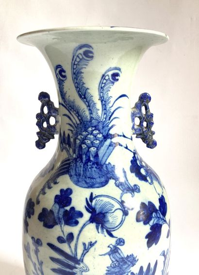 null CHINE

Vase en grès à décor en camaïeu bleu de volatiles dans un paysage lacustre

XXème...