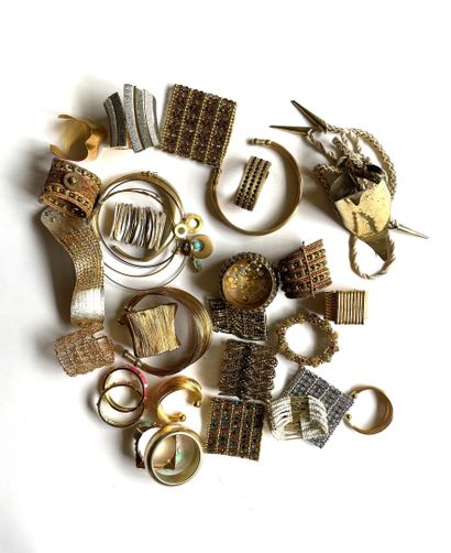 null Fort lot de bracelets manchettes en métal doré, argenté et matériaux divers