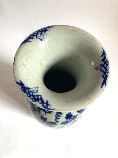 null CHINE

Vase en grès à décor en camaïeu bleu de volatiles dans un paysage lacustre

XXème...