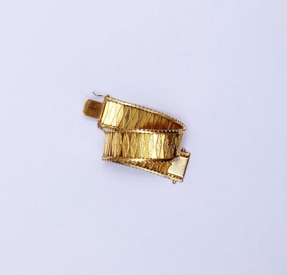 null Bracelet bandeau souple en or jaune à décor de motifs losangés et striés

Poids...