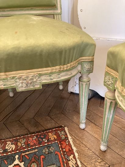 null Paire de chaises de style Louis XVI en bois laqué crème et rechampis vert

Haut....