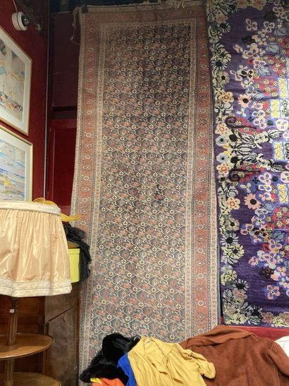 null Un tapis galerie à motifs floraux et bordure fond brique

134 x 350 cm envi...