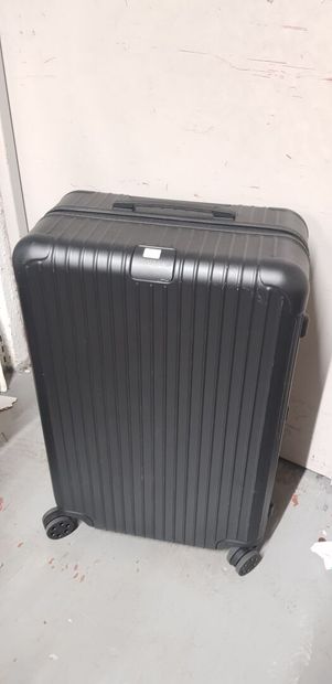 null RIMOWA

Grande valise rigide noire à quatre roulettes, poignet, bras télescopique....