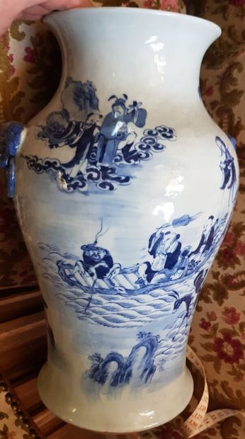 null CHINE

Paire de vases en porcelaine à décor camaieu bleu de personnages dans...