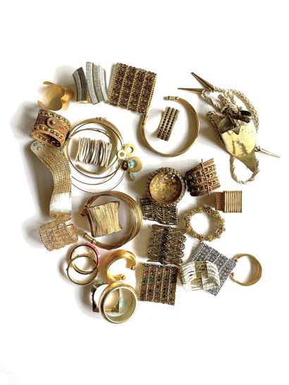 null Fort lot de bracelets manchettes en métal doré, argenté et matériaux divers