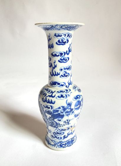 null Vase à long col en porcelaine émaillée à décor en camaïeu bleu de dragons à...