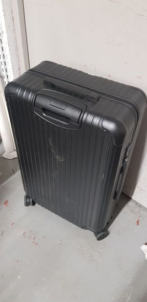 null RIMOWA

Grande valise rigide noire à quatre roulettes, poignet, bras télescopique....