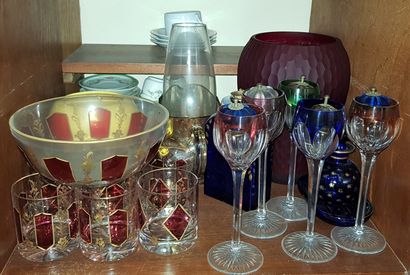 Lot de verreries comprenant vases, flambeaux,...