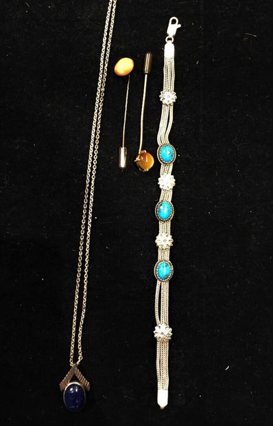 null Bracelet serti de cabochons de turquoise

Une chaine avec pendentif lapis lazuli

Deux...