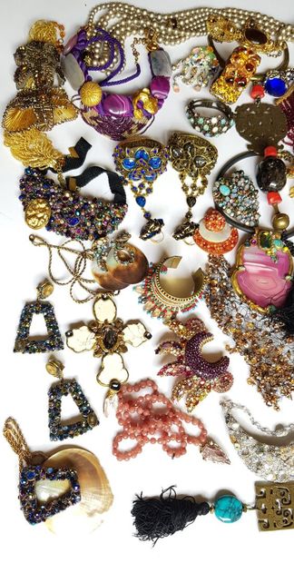 null Important lot de bijoux fantaisie et de créateurs

Dont EQUINOXE, Ella K., FABRICE,...