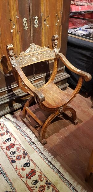 null Un fauteuil curule en bois naturel mouluré et sculpté