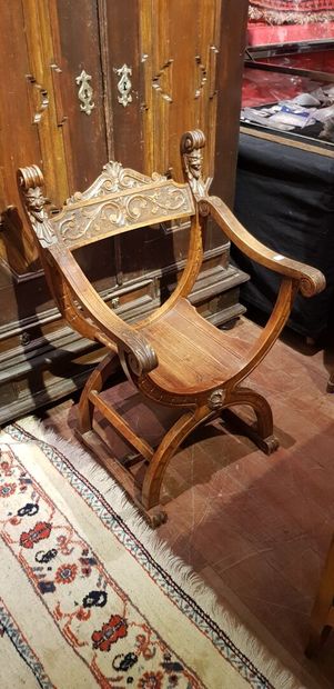 null Un fauteuil curule en bois naturel mouluré et sculpté