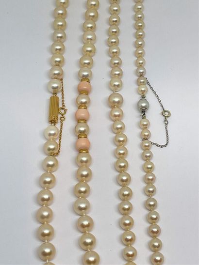 null Deux colliers de perles de culture : 

- l'un en chute. Long. 53 cm

- l'autre...