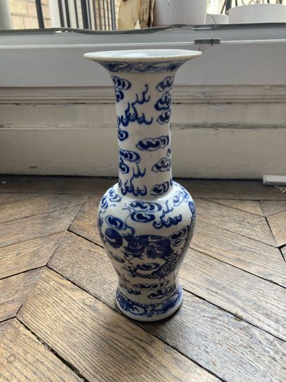 null Vase à long col en porcelaine émaillée à décor en camaïeu bleu de dragons à...