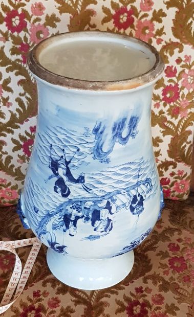 null CHINE

Paire de vases en porcelaine à décor camaieu bleu de personnages dans...