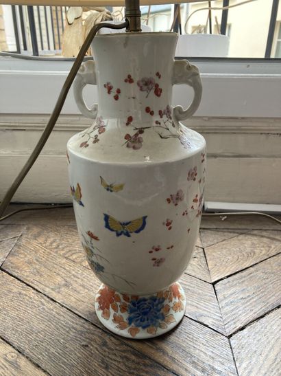 null CHINE 

Vase porcelaine émaillé polychrome à décor floral 

Haut.30 (pied cassé...