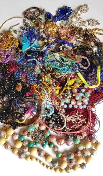 null Important lot de bijoux fantaisies tels : colliers, bracelets, boucle d'oreilles,...