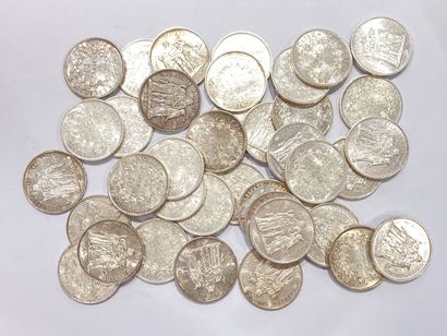 null Fort lot de pièces argent comprenant :

39 pièces de 10 frs

12 pièces de 50...