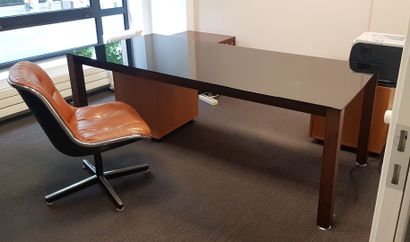 null Ensemble de mobilier de bureau comprenant :

1 bureau droit plateau de verre...