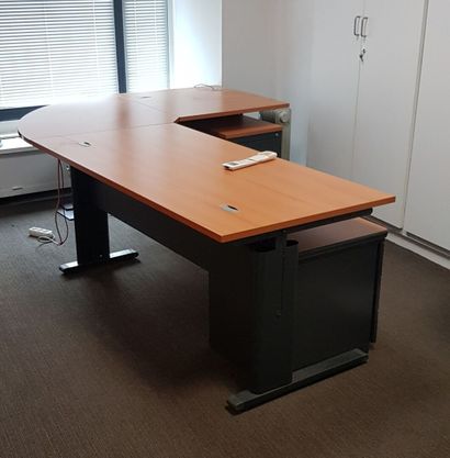null Ensemble de mobilier de bureau comprenant :

4 bureaux (dont 2 avec retour d'angle)...