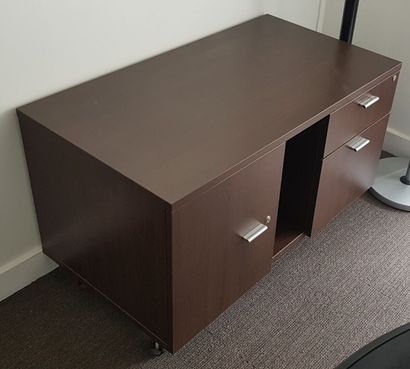 null Ensemble de mobilier de bureau comprenant :

3 bureaux et 2 casiers à tiroirs

3...