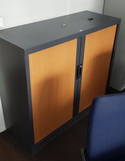 null Ensemble de mobilier de bureau comprenant : 

1 bureau et son meuble à tiroirs

4...