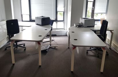 null Ensemble de mobilier de bureau comprenant :

3 bureaux avec retours d'angle...